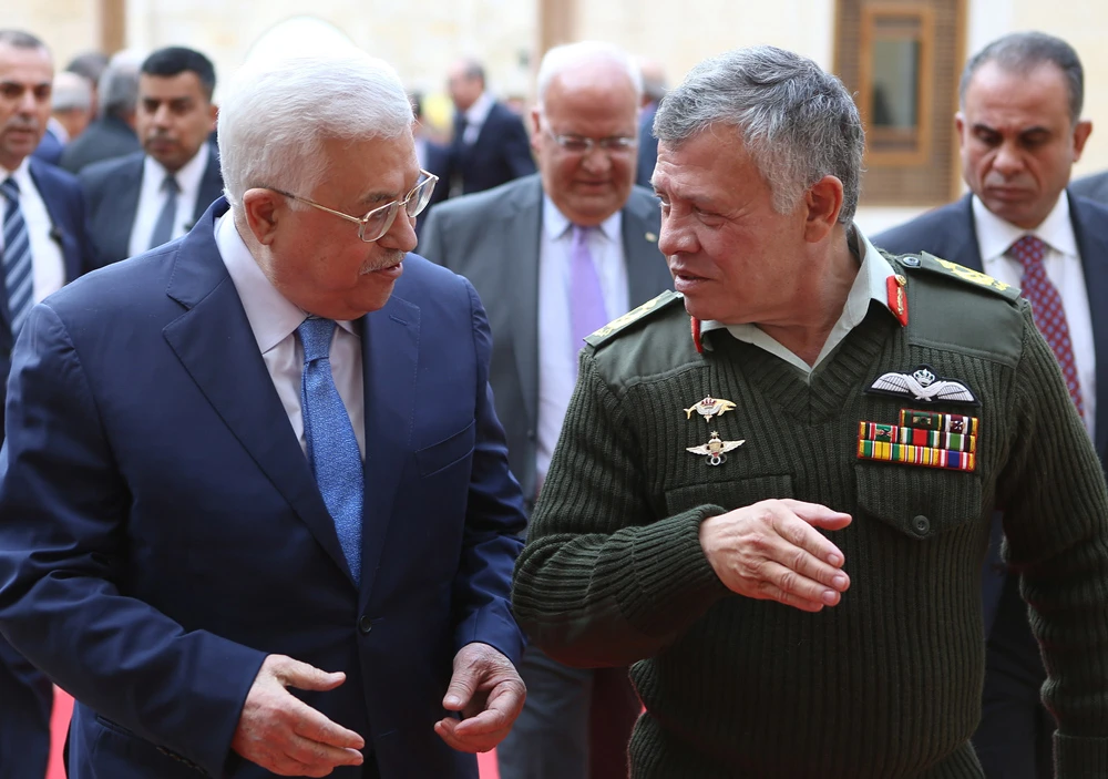 Jordan's King Abdullah II (R) meeting with Palestinian President Mahmud Abbas at the Al-Husseiniya Palace in Amman. (AFP file photo)