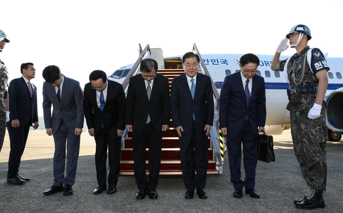 South Korean special envoys led by the chief of the national security office at Seoul’s presidential Blue House, Chung Eui-yong, leave for Pyongyang from an airport in Sungnam city, South Korea Sept. 5, 2018. (Yonhap via Reuters)