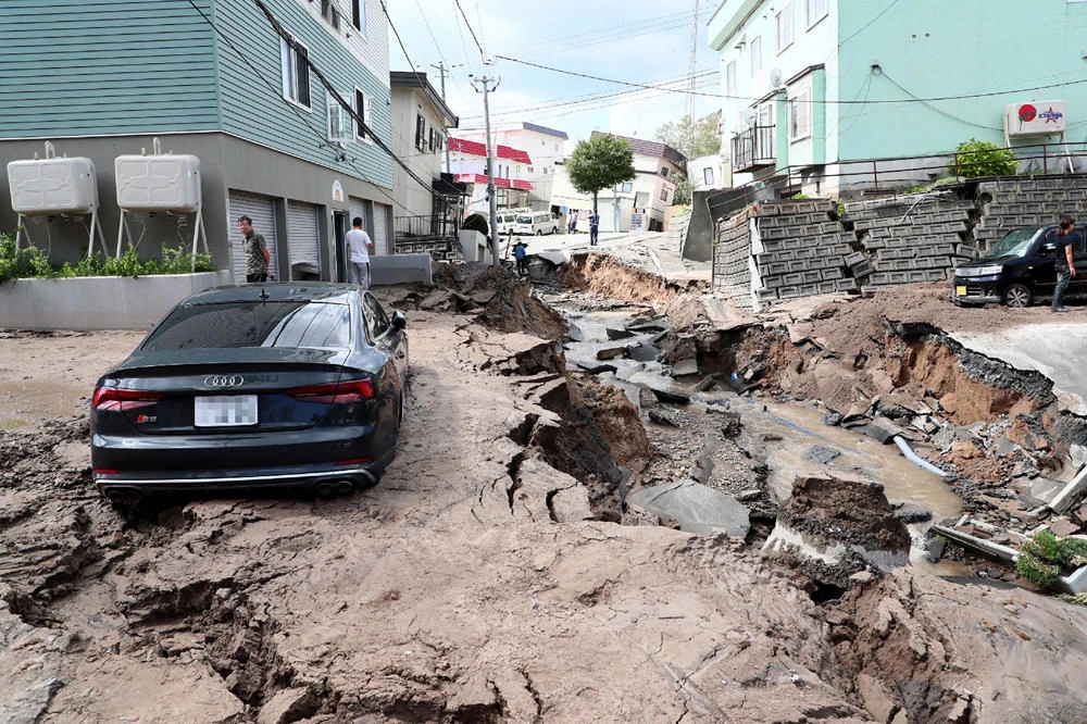 Toll from Japan quake rises to 18 as hopes fade for survivors