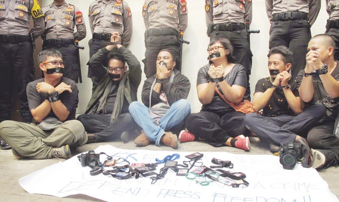 Journalists protest in front of the Myanmar Embassy in Jakarta to show solidarity with the two jailed reporters in Myanmar. (AN photos by Ismira Lutfia Tisnadibrata)