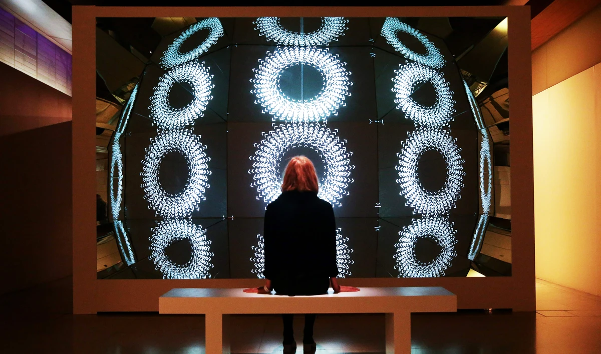 ‘Saudi Arabia, Being and Existence’: Al-Homoud Lulwa’s sculptures incorporate the beautiful calligraphy techniques of Arabic alphabets to create complex geometric patterns. (AFP)