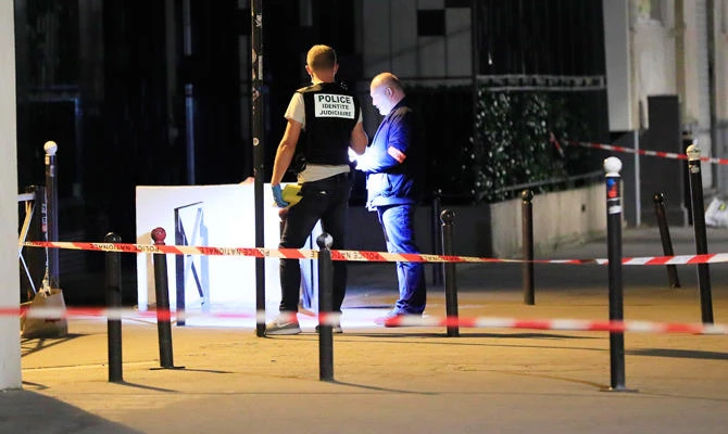 Police investigators work on the scene after seven people were wounded in knife attack downtown Paris, France, September 10, 2018. (AFP)