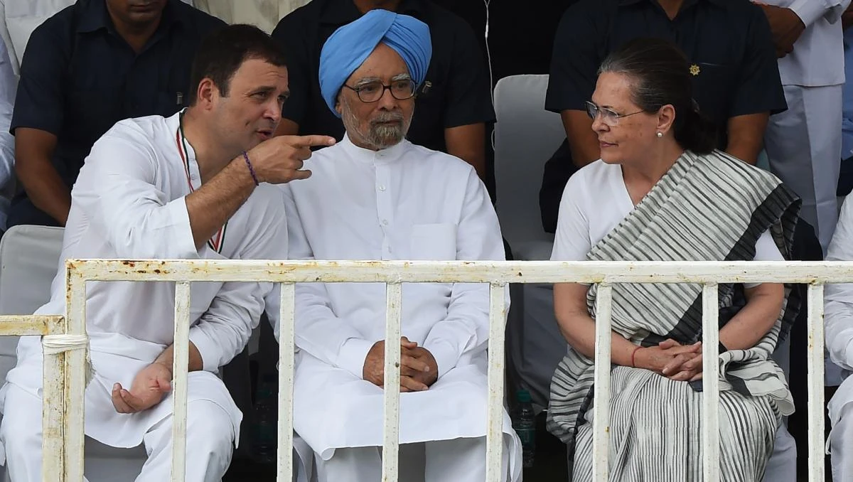 Indian National Congress Party President Rahul Gandhi, former Indian Prime Minister Manmohan Singh, center, and United Progressive Alliance (UPA) chairperson Sonia Gandhi talk after a protest march against the petrol price hike in New Delhi on Monday. (AFP)