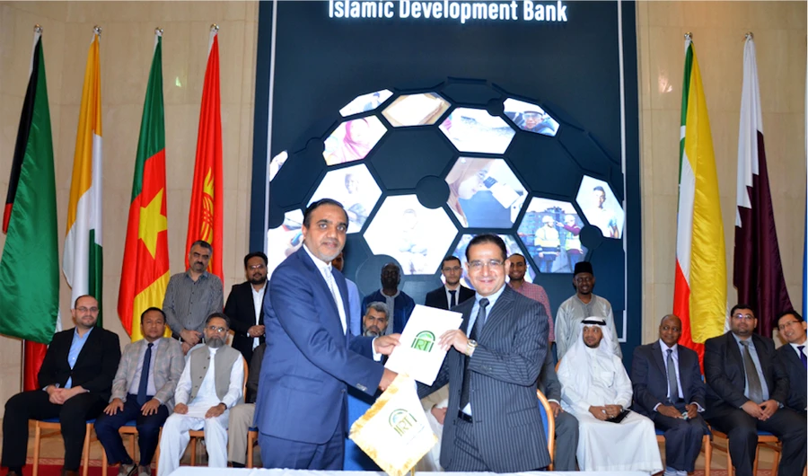 IRTI DG Dr. Humayon Dar, right, and Dar Al-Sharia CEO Mian Muhammad Nazir, shortly after signing the MoU in Jeddah.