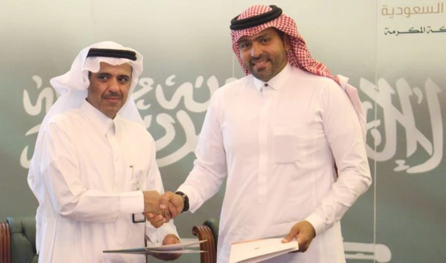 Abdullah Al-Tawi, head of Labor Ministry in Makkah region, left, shakes hands with Mohammed Alasiri, marketing manager at the Red Sea Mall. (Photo/Supplied)