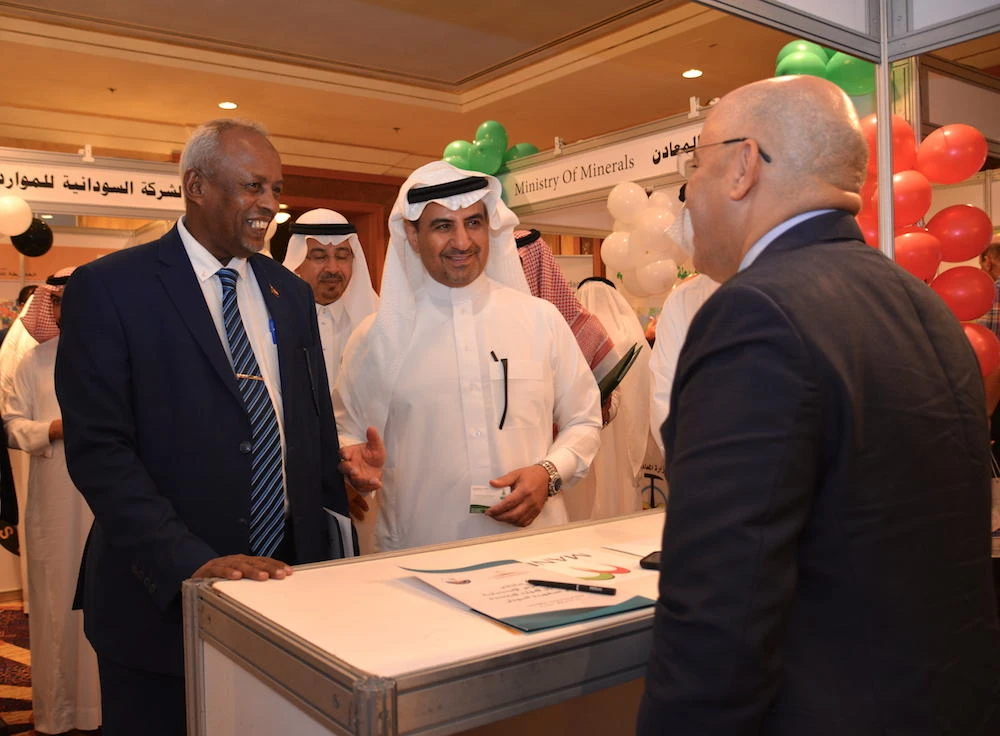 Dr. Mohammed Abu Fatima Abdallah, general manager of the Sudanese Ministry of Geological Research Authority (GRAS), left, and Saudi Vice Minister of Mining Affairs for MEIMR, Eng. Khalid Al-Mudaifer are seen touring exhibit stands in forum. (AN photo by Huda Bashatah)