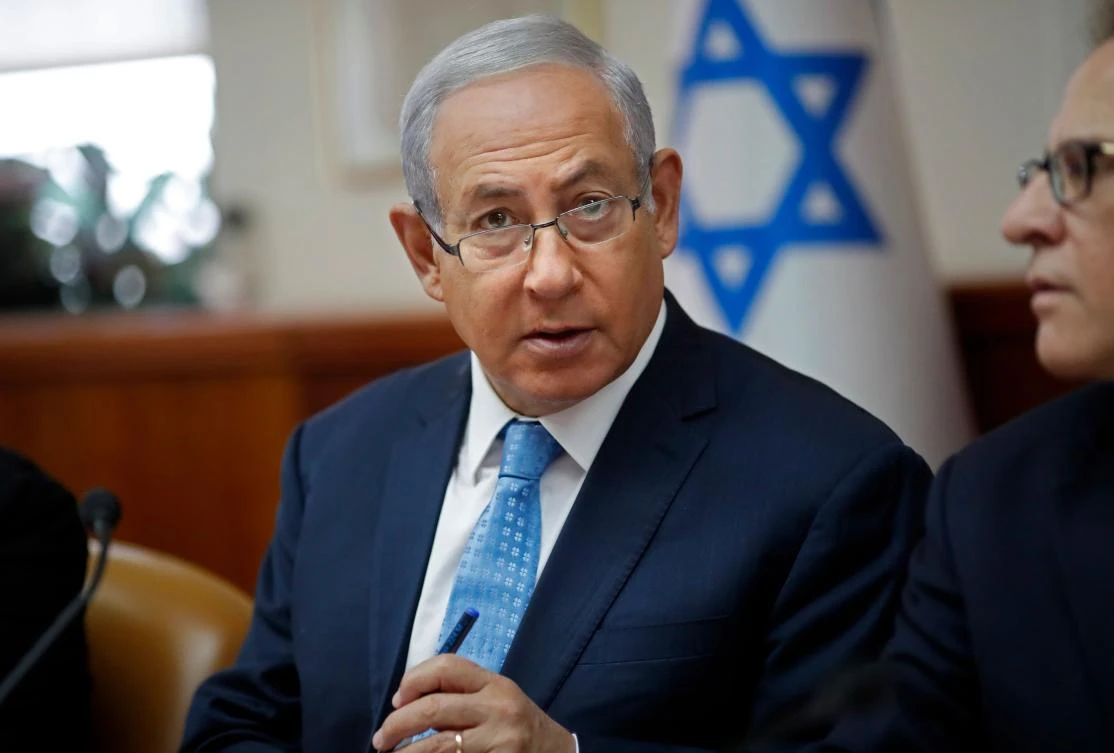Israeli Prime Minister Benjamin Netanyahu discusses with his advisor as he attends the weekly cabinet meeting at the Prime Minister's office in Jerusalem on September 12, 2018. (File/AFP)