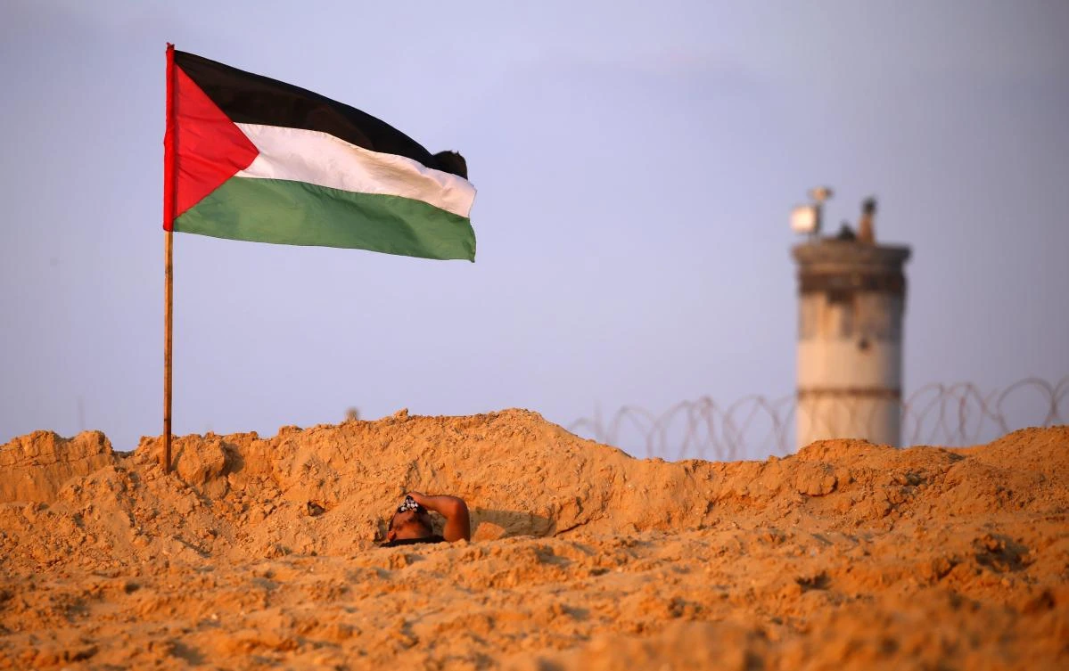 A Palestinian protestor covers his nose with a piece of cloth on the beach near the maritime border with Israel (background), in the northern Gaza Strip, during a demonstration calling for the lift of the Israeli blockade on the coastal Palestinian enclave, on September 10, 2018. (AFP)