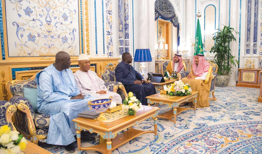King Salman receives Gambian Foreign Minister Mamadou Tangara at Al-Salam Palace in Jeddah on Wednesday. (SPA)