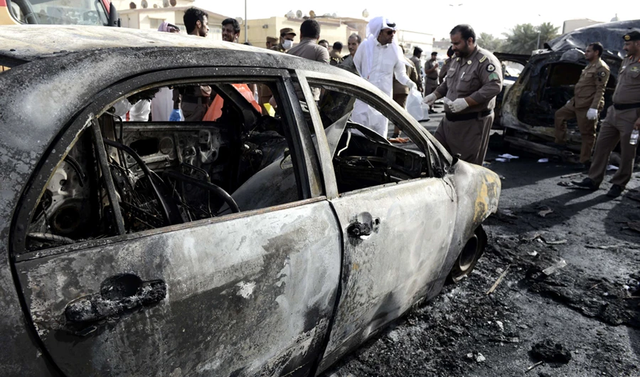 Saudi security forces and forensic personnel inspect the site of a suicide bombing that targeted the Shiite Al-Anoud mosque in the coastal city of Dammam on May 29, 2015. Daesh terrorist claimed responsibility. (AFP file photo)