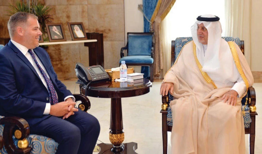 Makkah Gov. Prince Khaled Al-Faisal meets British Consul General Barrie Peach in Jeddah on Thursday. (SPA )