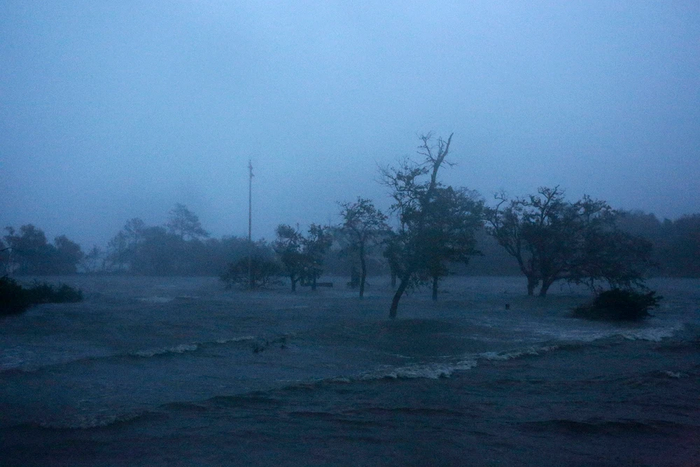 US coast battered by wind, rain as Hurricane Florence closes in