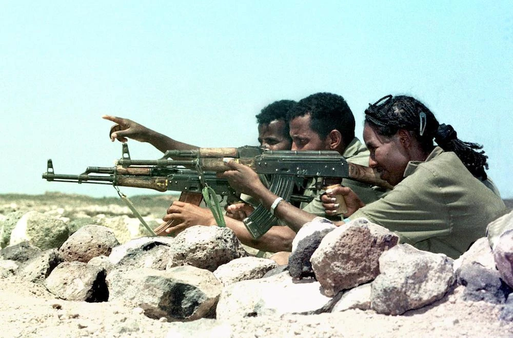 Eritrean soldiers guard the border with Ethiopia in February 1999. (AFP)