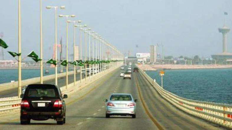 This undated file photo shows cars traveling along the King Fahd Causeway linking between Saudi Arabia and Bahrain. (File photo: Reuters)