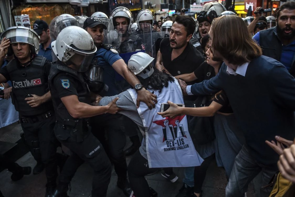 Turkish police officers arrest protesters, gathered in support of workers that were arrested earlier for protesting over labour conditions at Istanbul's new airport, in Istanbul, on September 15, 2018. (AFP)