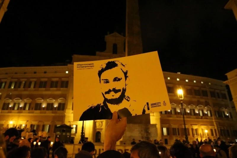 A vigil to commemorate Giulio Regeni, who was found murdered in Cairo a year ago, in downtown Rome, Italy January 25, 2017. (Reuters)