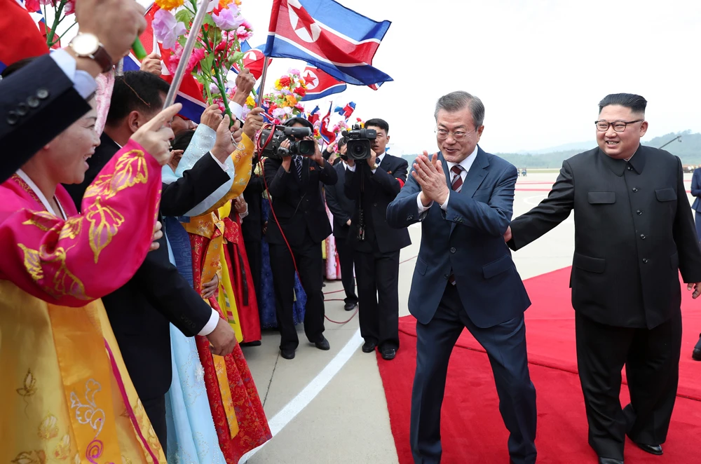 South Korean President Moon Jae-in and North Korean leader Kim Jong Un hit the red carpet in Pyongyang. (Reuters)