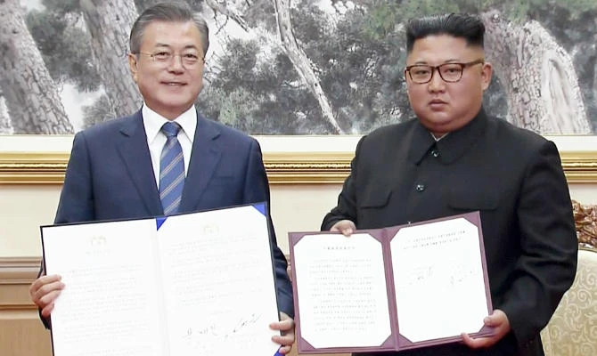 In this image made from video provided by Korea Broadcasting System (KBS), South Korean President Moon Jae-in, left, and North Korean leader Kim Jong Un pose after signing documents in Pyongyang, North Korea Wednesday, Sept. 19, 2018. (AP)