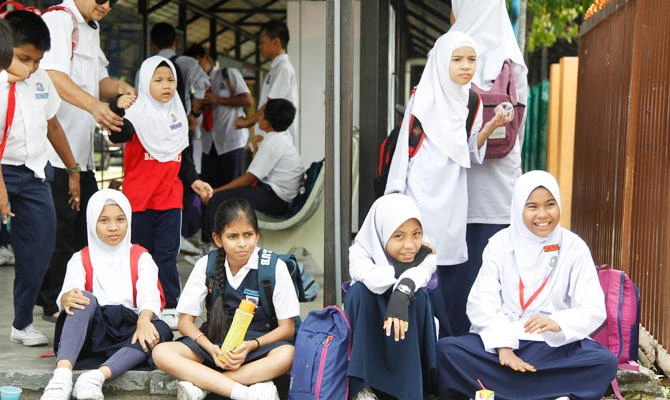 Malaysia urged to ban child marriages as older man weds teen