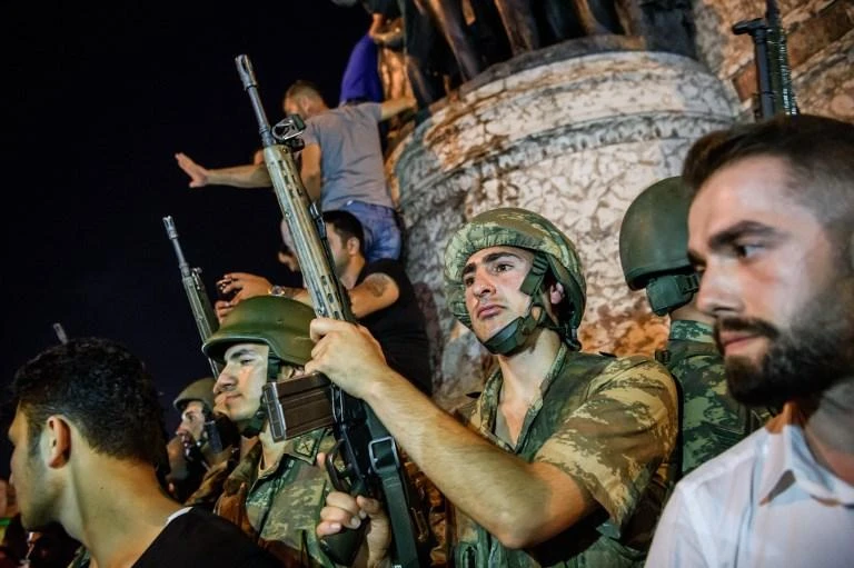 Turkish solders stay with weapons at Taksim square as people protest against the military coup in Istanbul in this July 16, 2016 photo. (AFP)