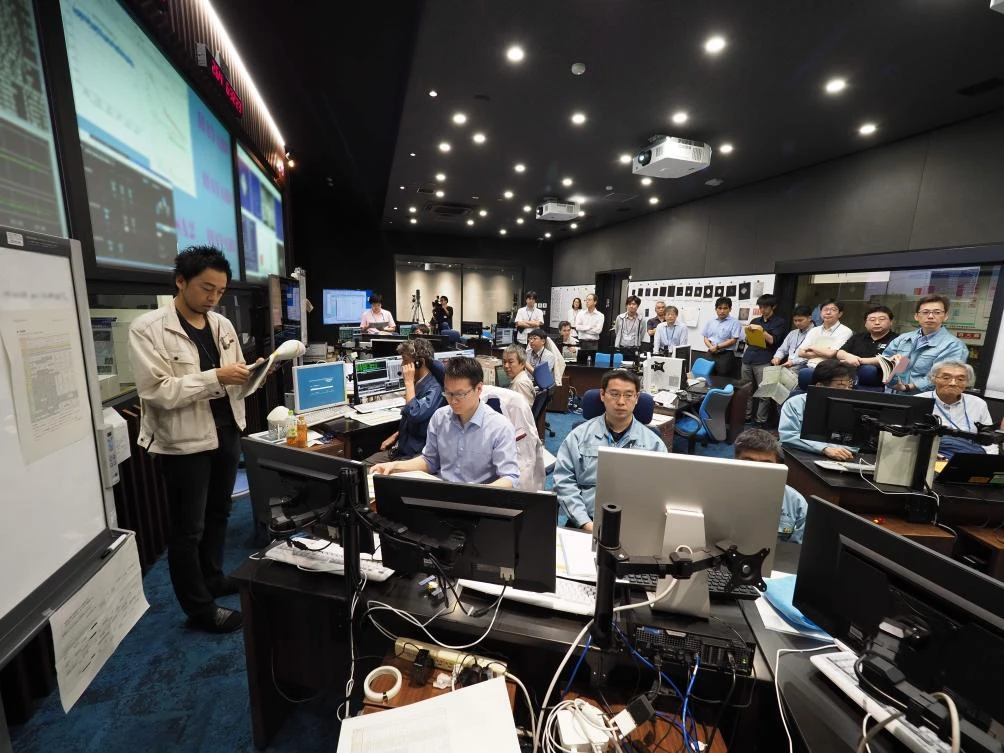 Japan space probe Hayabusa2 drops hopping rovers toward asteroid