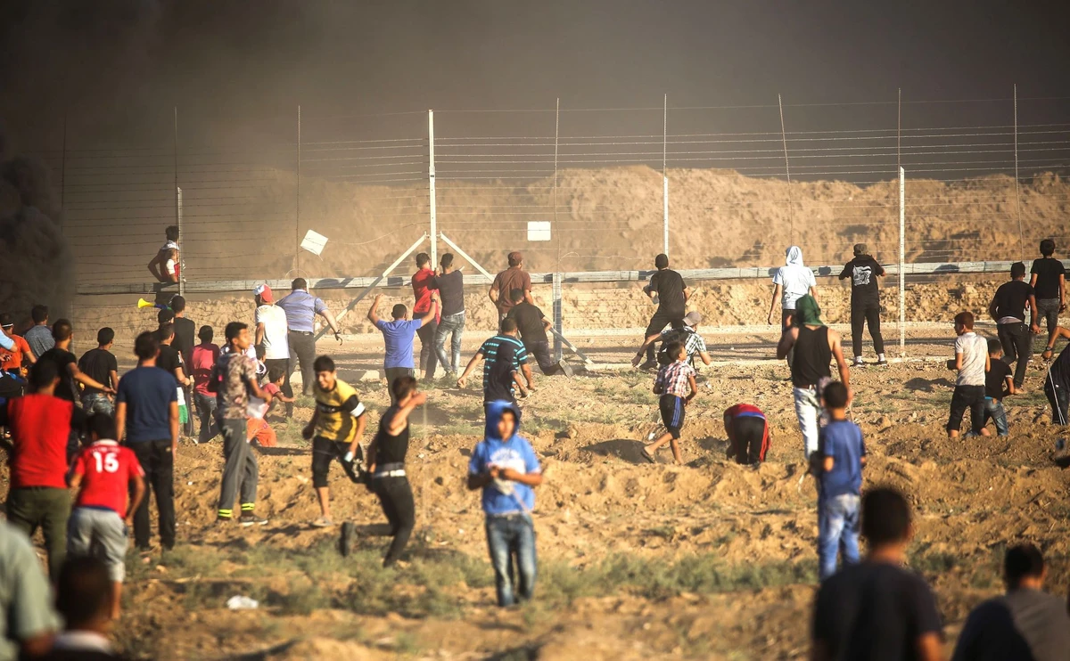 Palestinian protesters gather during a demonstration along the Israeli border fence east of Gaza City on September 21, 2018. (AFP)