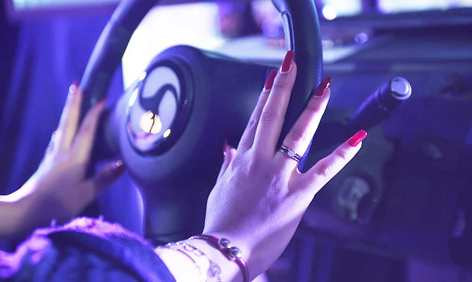 A Saudi woman uses a driving simulator during a driving workshop for women in the Saudi capital Riyadh on June 21, 2018. (AFP)