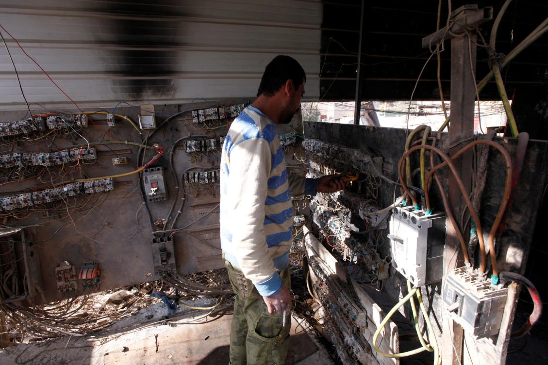 An electrician works on an electric switchboard of a local generator in Baghdad, December 13, 2011. (File Photo / Reuters)