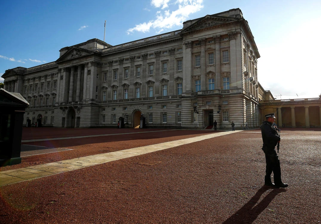 Armed police patrol the grounds of Buckingham Palace after a man was arrested at the visitor entrance of Britain’s Queen Elizabeth’s residence in London, Britain, September 23, 2018. (Reuters)