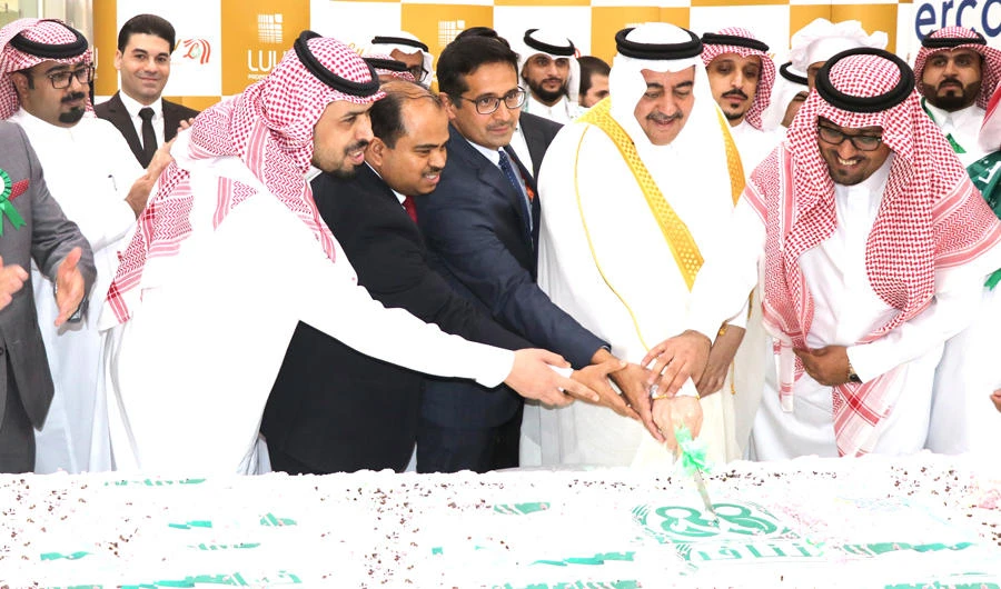 Faisal H. Al-Jarba cuts the 88-meter cake at Lulu Hypermarket’s newly opened outlet at Yarmouk, Riyadh.