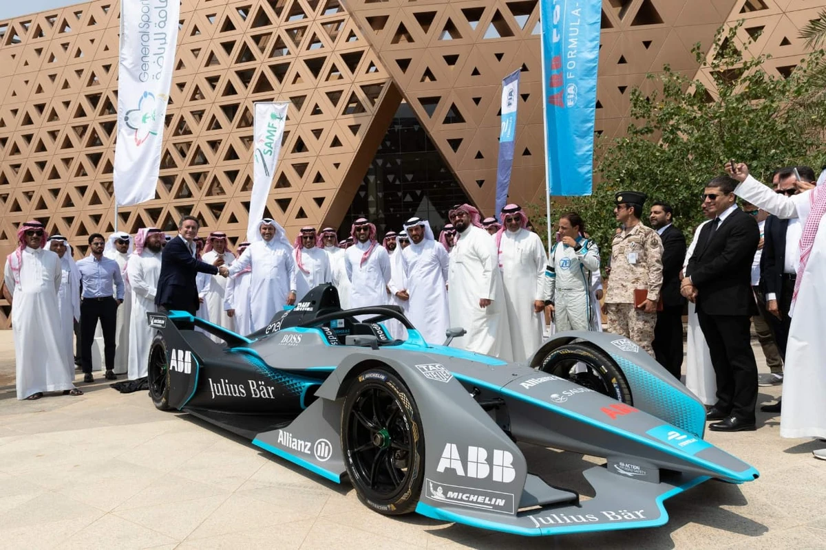 Officials unveil the Saudia-branded Formula E car that will race in the inaugural Saudia Ad Diriyah E Prix. (Arab News)