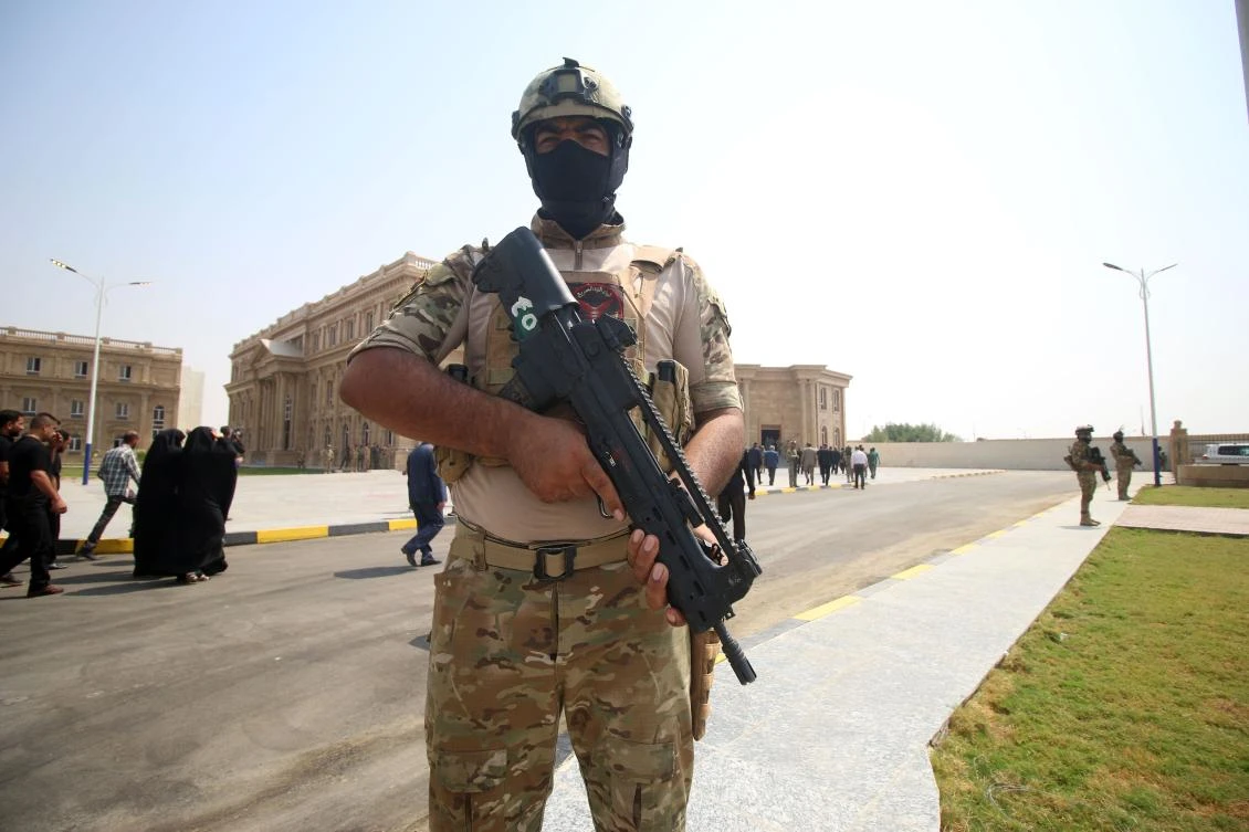 A member of the Iraqi security forces stands guard in front of the local government headquarters in the outhern city of Basra during a meeting headed by the newly elected Iraqi parliament speaker on September 18, 2018. (AFP)