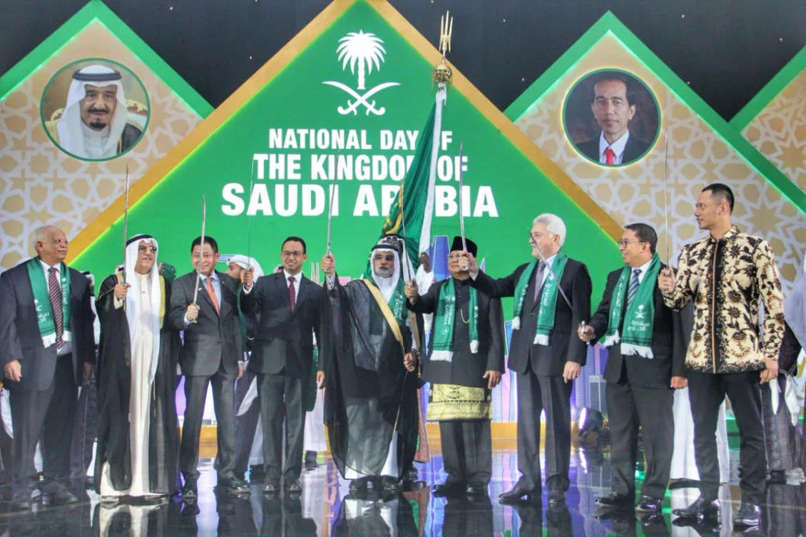 Indonesian VIPs including Gerindra Party chairman Prabowo Subianto, Deputy House Speaker Fadli Zon, Energy and Mineral Resources Ignatius Jonan and Jakarta Governor Anies Baswedan took part in cutting the cake and the sword dance with Saudi Arabia's Ambassador to Indonesia Osama bin Mohammed Abdullah Al Shuaibi at the Saudi Arabia National Day celebration in Jakarta, Monday, Sep 25, 2018. (Twitter: @fadlizon)