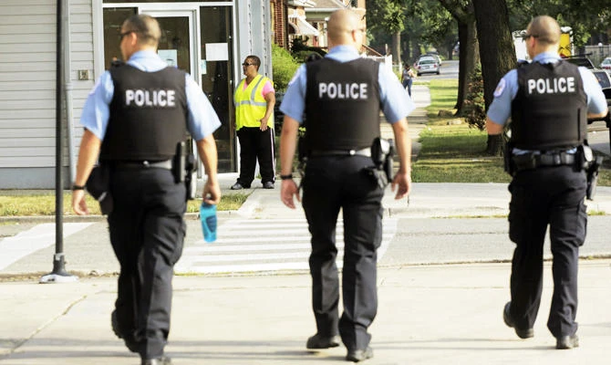 In this Aug. 26, 2013 file photo, Chicago Police patrol the neighborhood in Chicago. (AP)