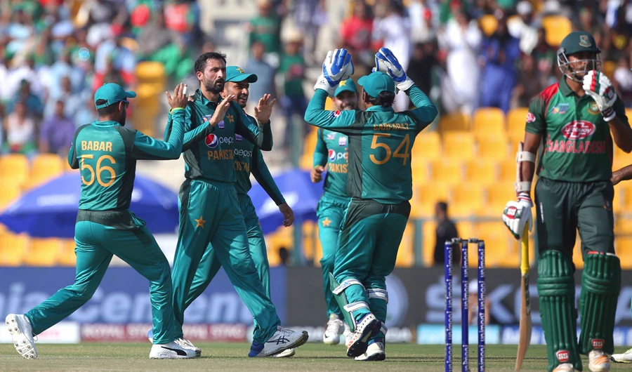 Pakistan's Junaid Khan, second left, celebrates with teammates the dismissal of Bangladesh's Soumya Sarkar, right, during the one day international cricket match of Asia Cup between Pakistan and Bangladesh in Abu Dhabi, UAE on Wednesday, Sept. 26, 2018. (AP)