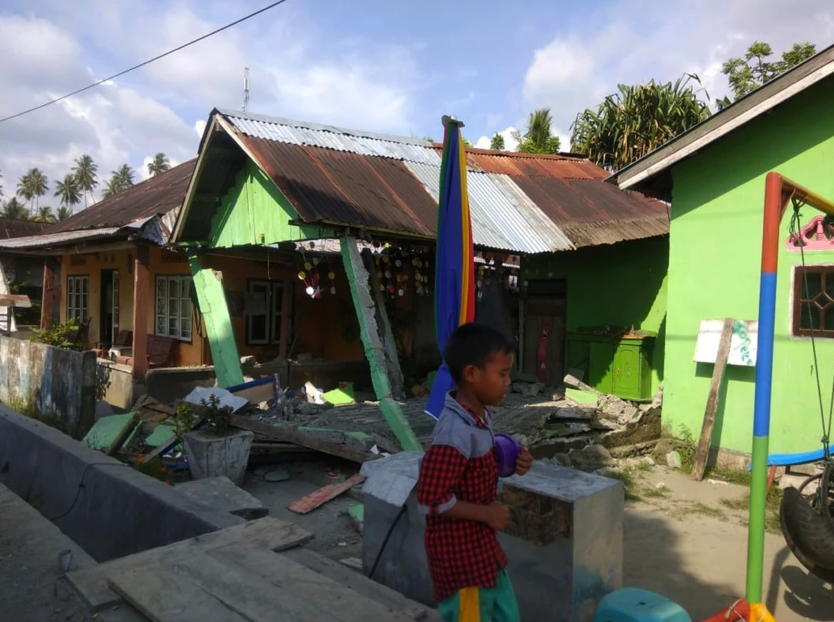 Tsunami sweeps away homes on Indonesian island of Sulawesi