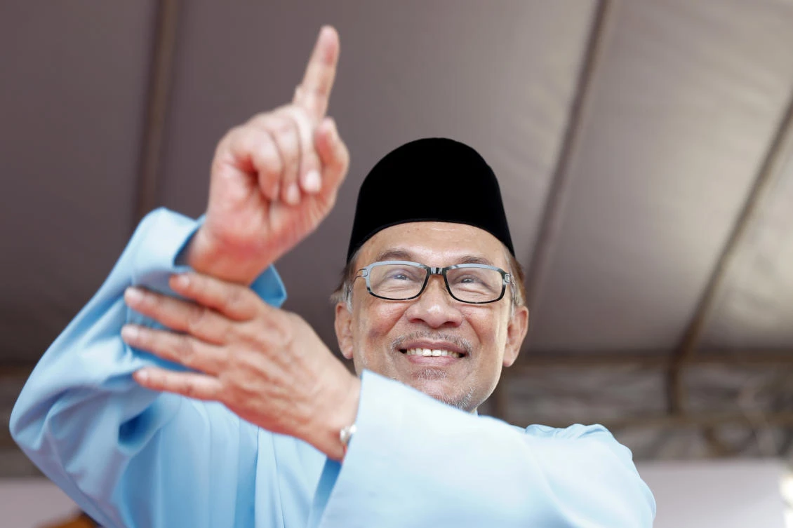 Malaysia’s reform icon, Anwar Ibrahim, center, show No.1 sign for by-election nomination in Port Dickson, Malaysia, Saturday, Sept. 29, 2018. (AP/Vincent Thian)