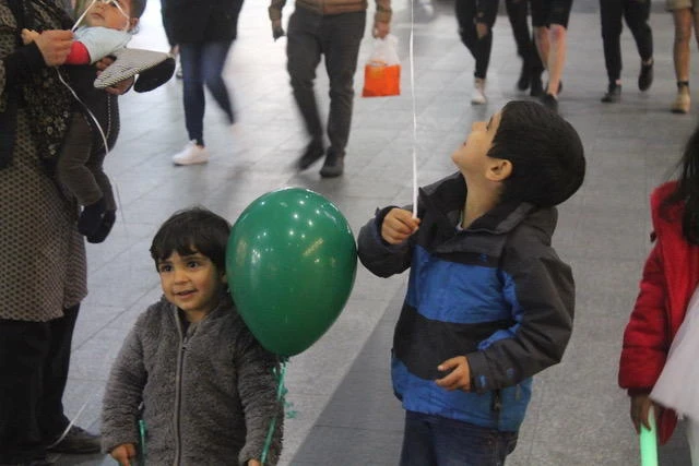 In the capital city of South Australia, Saudi students have chosen to spread the knowledge about their country with flowers and chocolate. (Photo: Issa Alshehhi)