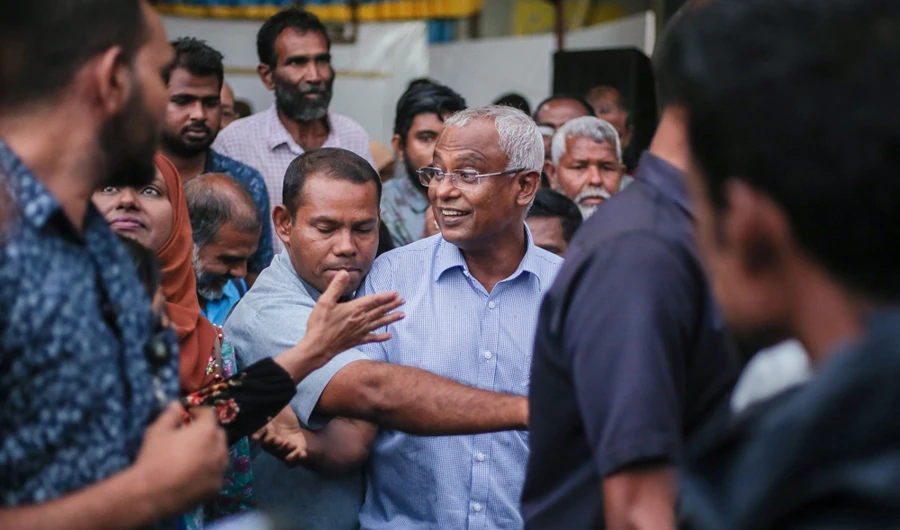 Maldives' president-elect Ibrahim Mohamed Solih (C) participates in celebrations after winning the presidential elections in Male on September 29, 2018. (AFP / Ahmed SHURAU)