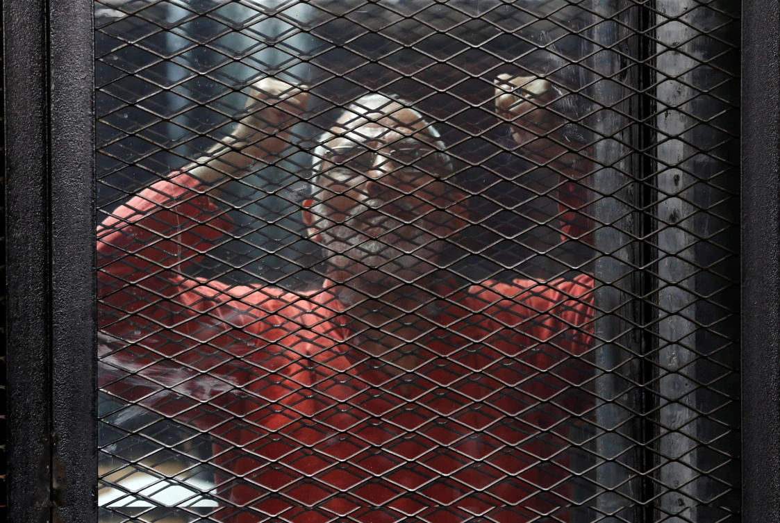 Muslim Brotherhood leader Mohamed Badie shouts slogans against the Interior Ministry during a trial at a court on the outskirts of Cairo, Egypt May 31, 2016. (Reuters)