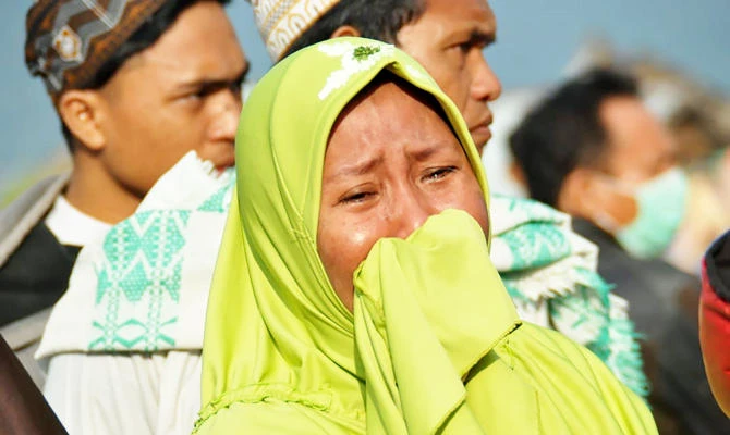 Indonesia buries tsunami dead amid desperate rescue effort