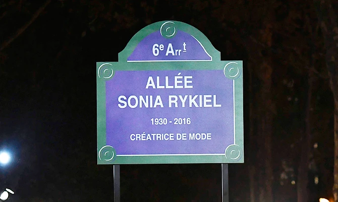 The plaque for the new street, named after late French fashion designer Sonia Rykiel, is unveiled prior to the Sonia Rykiel Spring-Summer 2019 Ready-to-Wear collection fashion show in Paris, on September 29, 2018. (AFP)