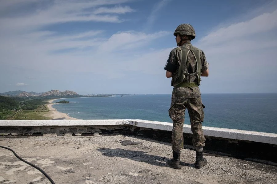 Two Koreas remove land mines at tense border