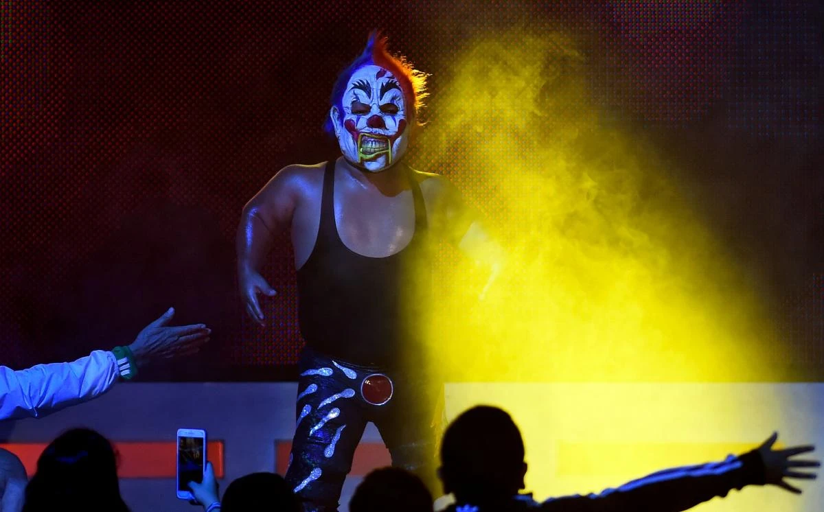 A dwarf fighter gestures during a fight at the Arena Mexico, in Mexico City on September 07, 2018. "Microstars" is a show that mixes sport, circus and collective catharsis in what Mexicans call "fights". / AFP / ALFREDO ESTRELLA