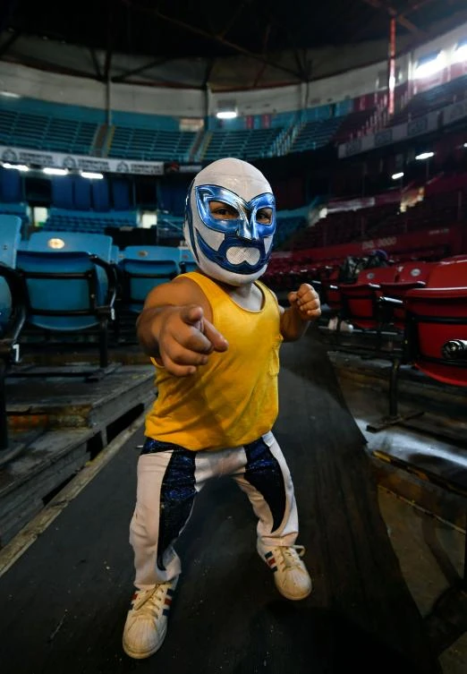 Dwarf fighter Microman poses after a training session at the Arena Mexico, in Mexico City on July 18, 2018. "Microstars" is a show that mixes sport, circus and collective catharsis in what Mexicans call "fights". / AFP / ALFREDO ESTRELLA