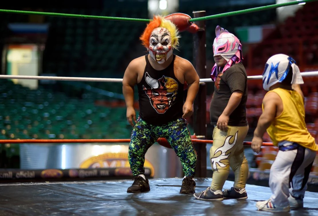 Dwarf fighters Microman (R), Gallito (C) and Chamuel (L) take part in a training session at the Arena Mexico, in Mexico City on July 18, 2018. "Microstars" is a show that mixes sport, circus and collective catharsis in what Mexicans call "fights". / AFP / ALFREDO ESTRELLA