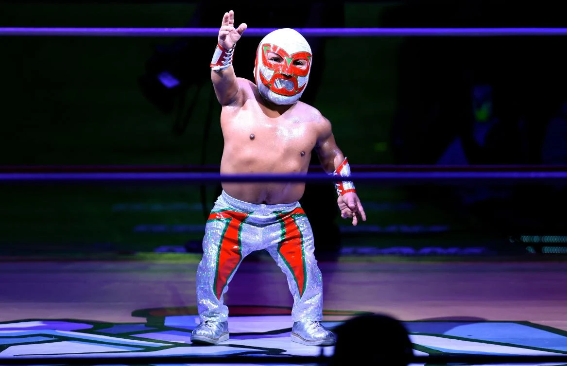Mexican dwarf fighter Microman waves during a fight at the Arena Mexico, in Mexico City on September 07, 2018. "Microstars" is a show that mixes sport, circus and collective catharsis in what Mexicans call "fights". / AFP / ALFREDO ESTRELLA