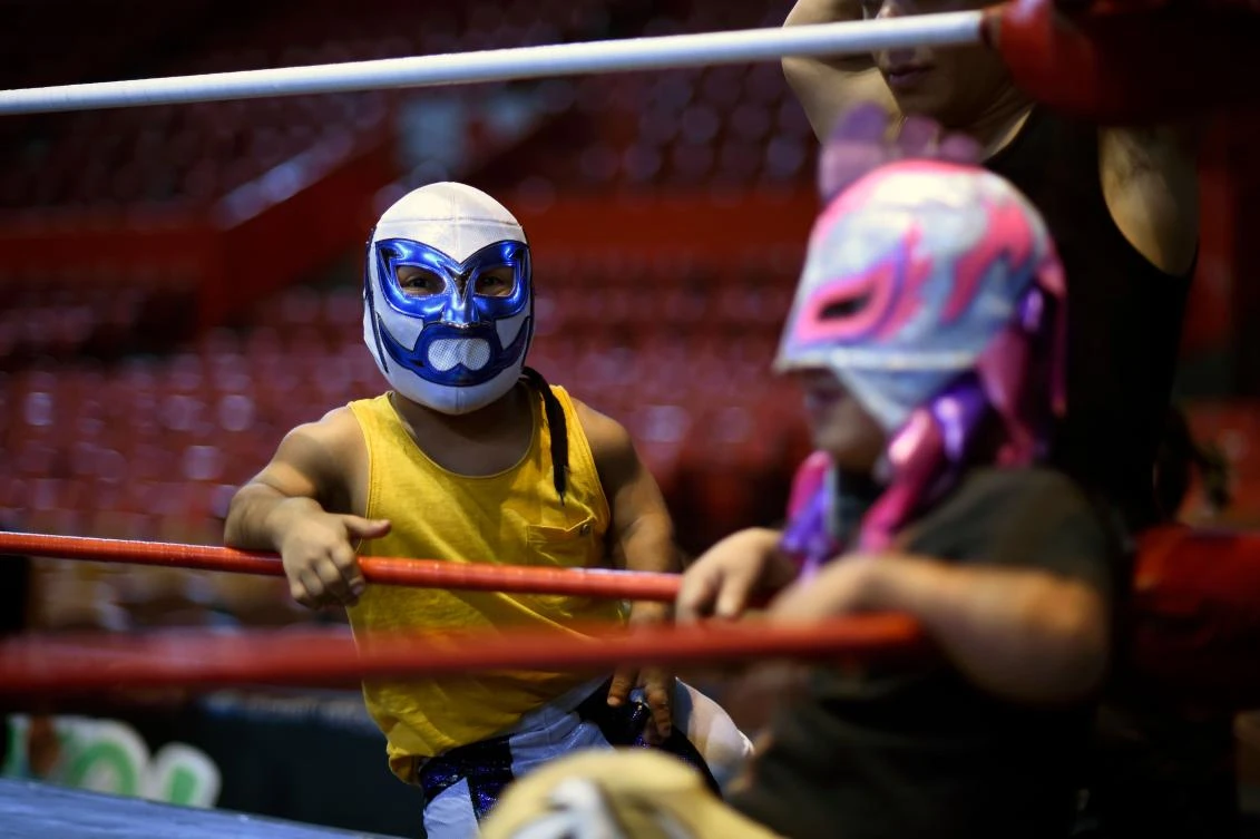 Dwarf fighter Microman (L) takes part in a training session at the Arena Mexico, in Mexico City on July 18, 2018. "Microstars" is a show that mixes sport, circus and collective catharsis in what Mexicans call "fights". / AFP / ALFREDO ESTRELLA
