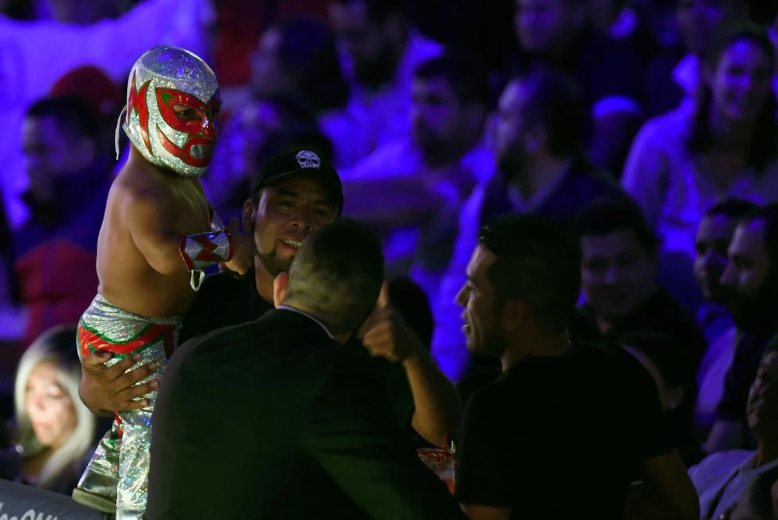 Mexican dwarf fighter Microman greets supporters during a fight at the Arena Mexico, in Mexico City on September 07, 2018. "Microstars" is a show that mixes sport, circus and collective catharsis in what Mexicans call "fights". / AFP / ALFREDO ESTRELLA