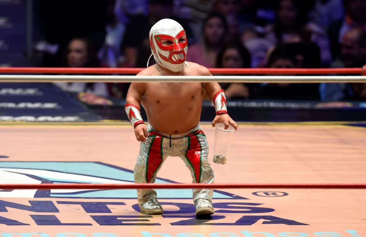 Mexican dwarf fighter Microman figths during a fight at the Arena Mexico, in Mexico City on September 07, 2018. "Microstars" is a show that mixes sport, circus and collective catharsis in what Mexicans call "fights". / AFP / ALFREDO ESTRELLA